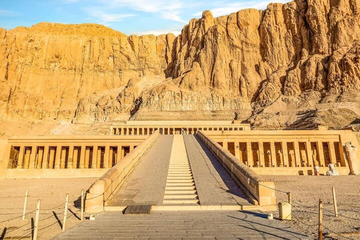Una escalera que conduce a un edificio en el desierto.