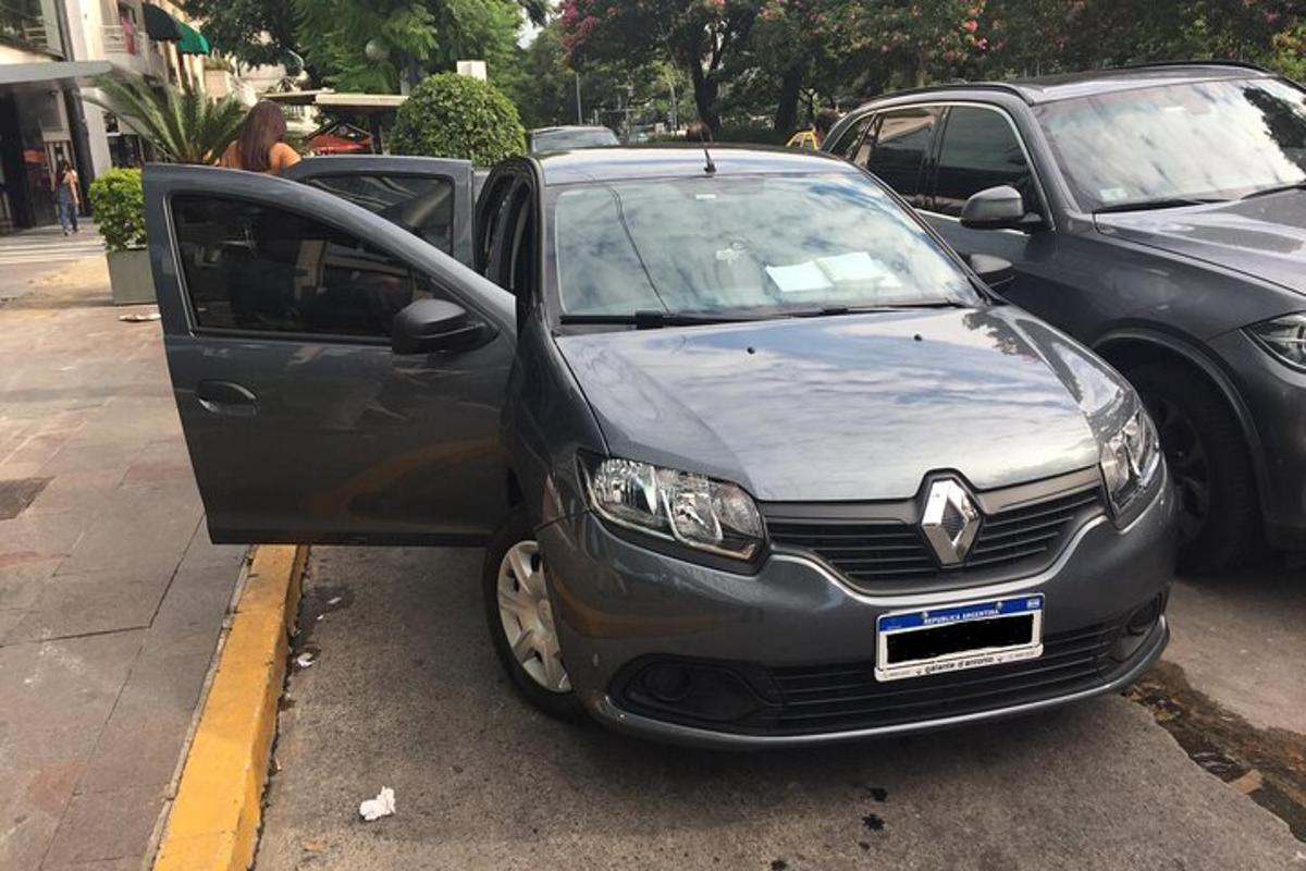 ένα αυτοκίνητο παρκαρισμένο σε ένα πάρκινγκ με την πόρτα ανοιχτή