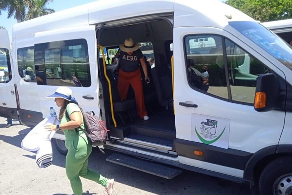 seorang wanita berjalan keluar dari sebuah van putih bersama seorang lelaki