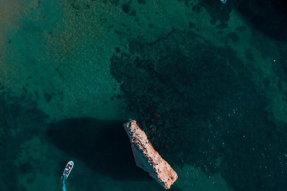 Поглед из ваздуха на чамац у води