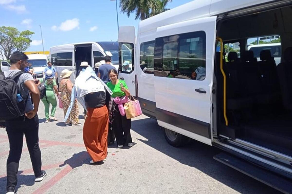 sekumpulan orang berdiri di luar van putih