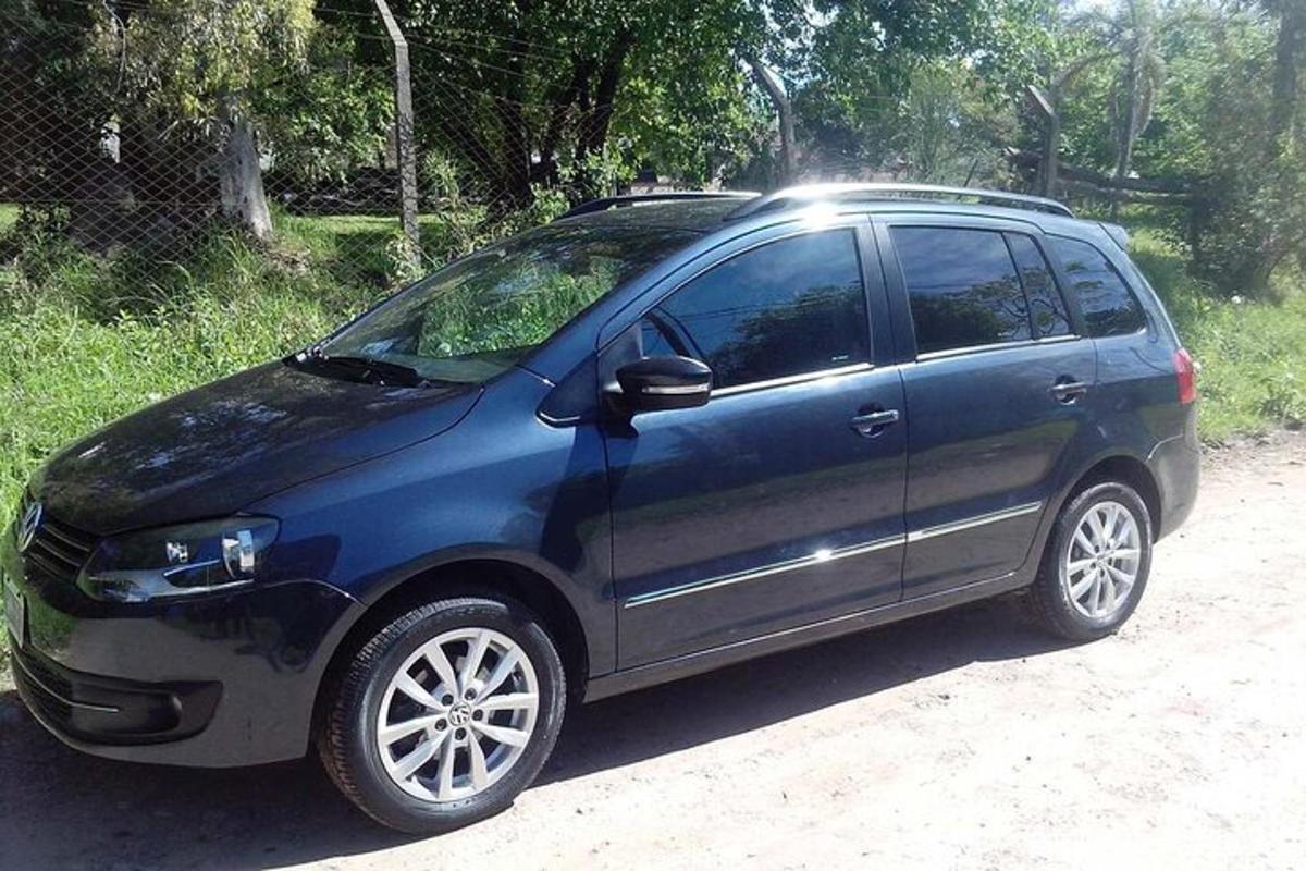 sinine auto pargitud kruusateele