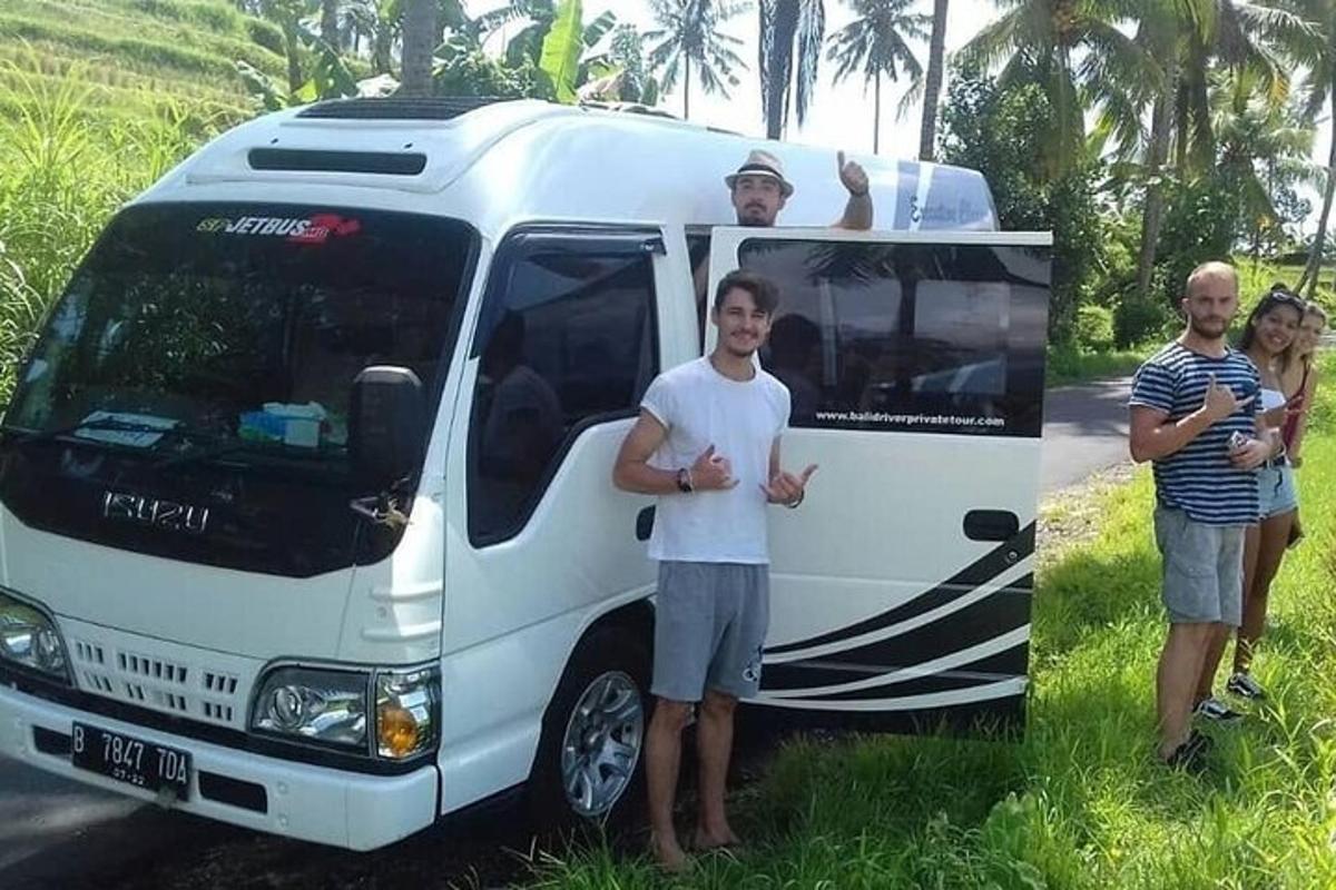 Un grupo de personas de pie delante de una camioneta