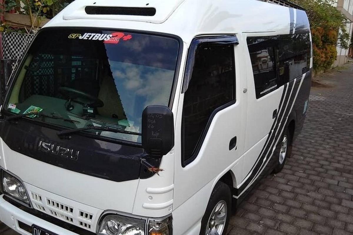 Una camioneta blanca está estacionada en una calle