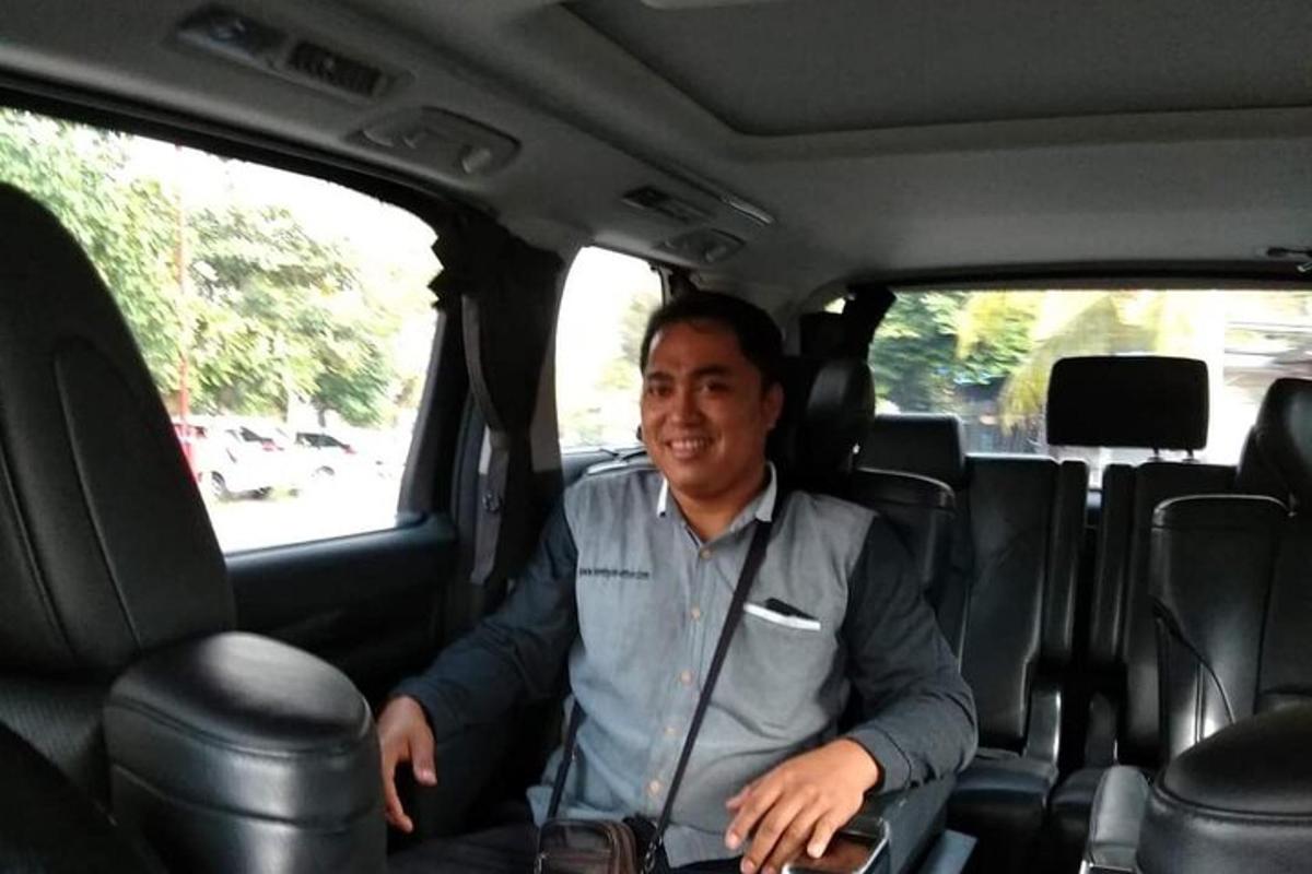 un hombre sentado en el asiento trasero de un coche