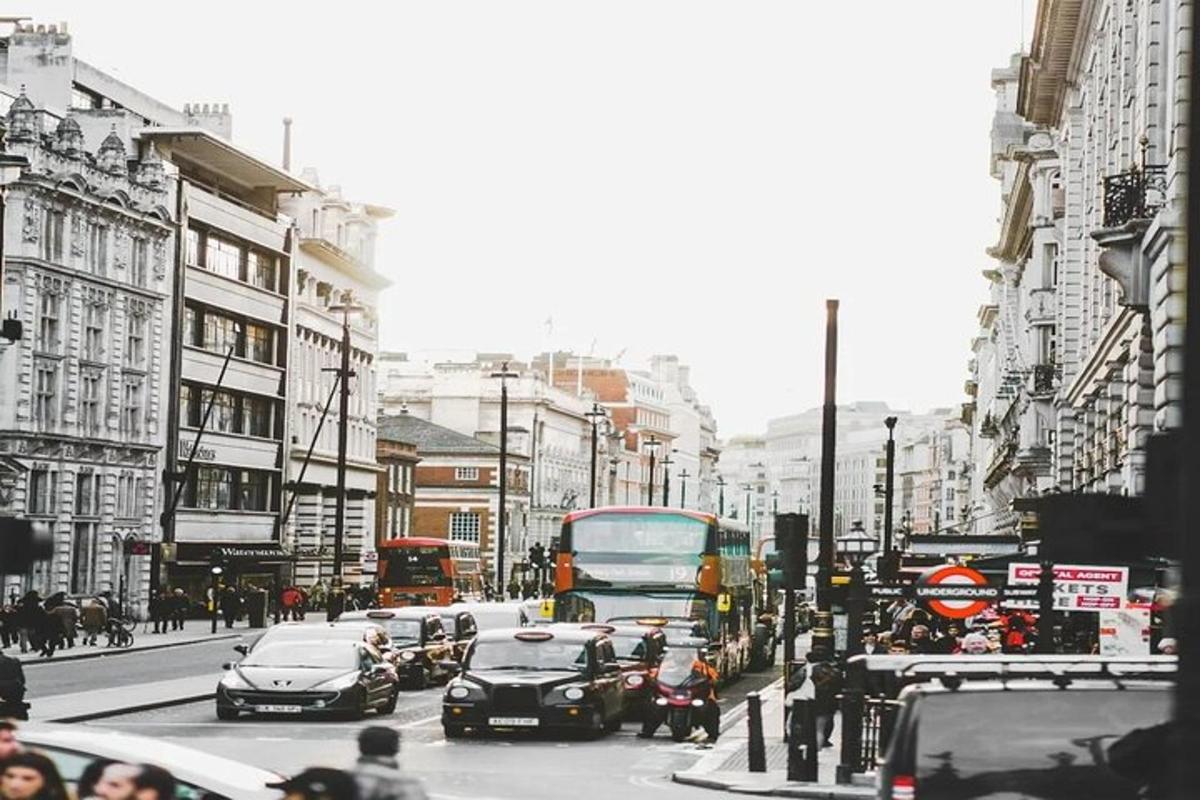 rušná městská ulice plná aut a autobusů