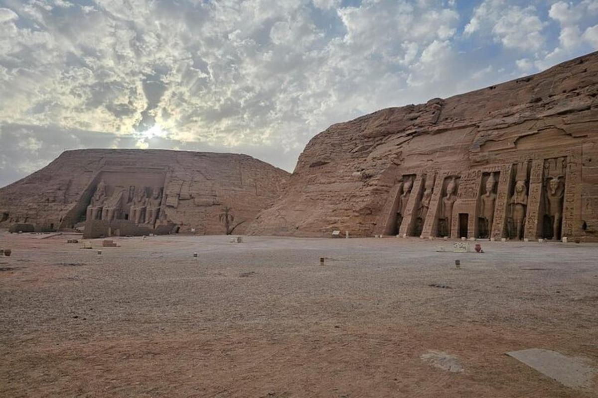 جرف صخري تشرق الشمس خلفه