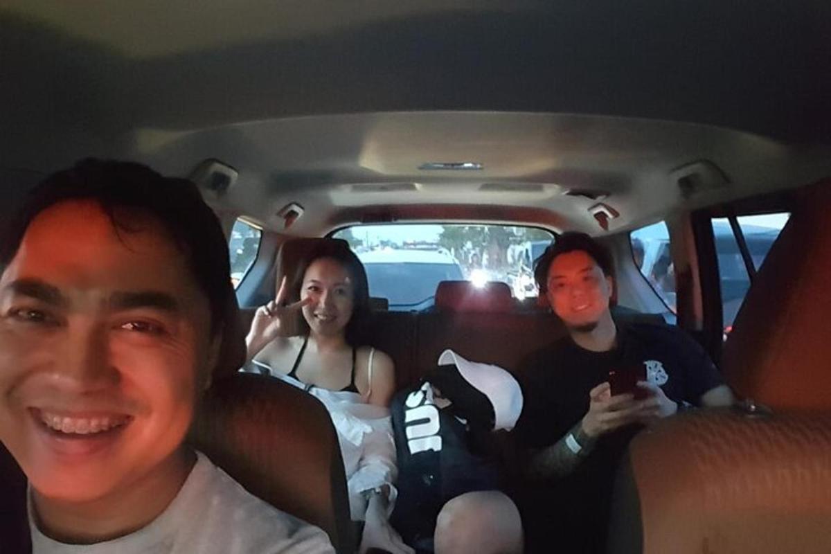 un grupo de personas sentadas en la parte trasera de un coche