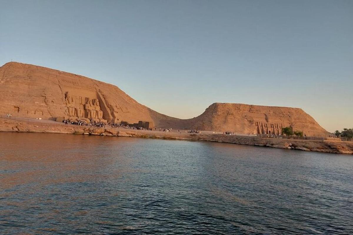 مساحة كبيرة من المياه مع جبل في الخلفية