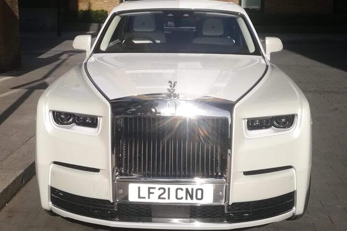 Un coche de lujo blanco aparcado en una calle