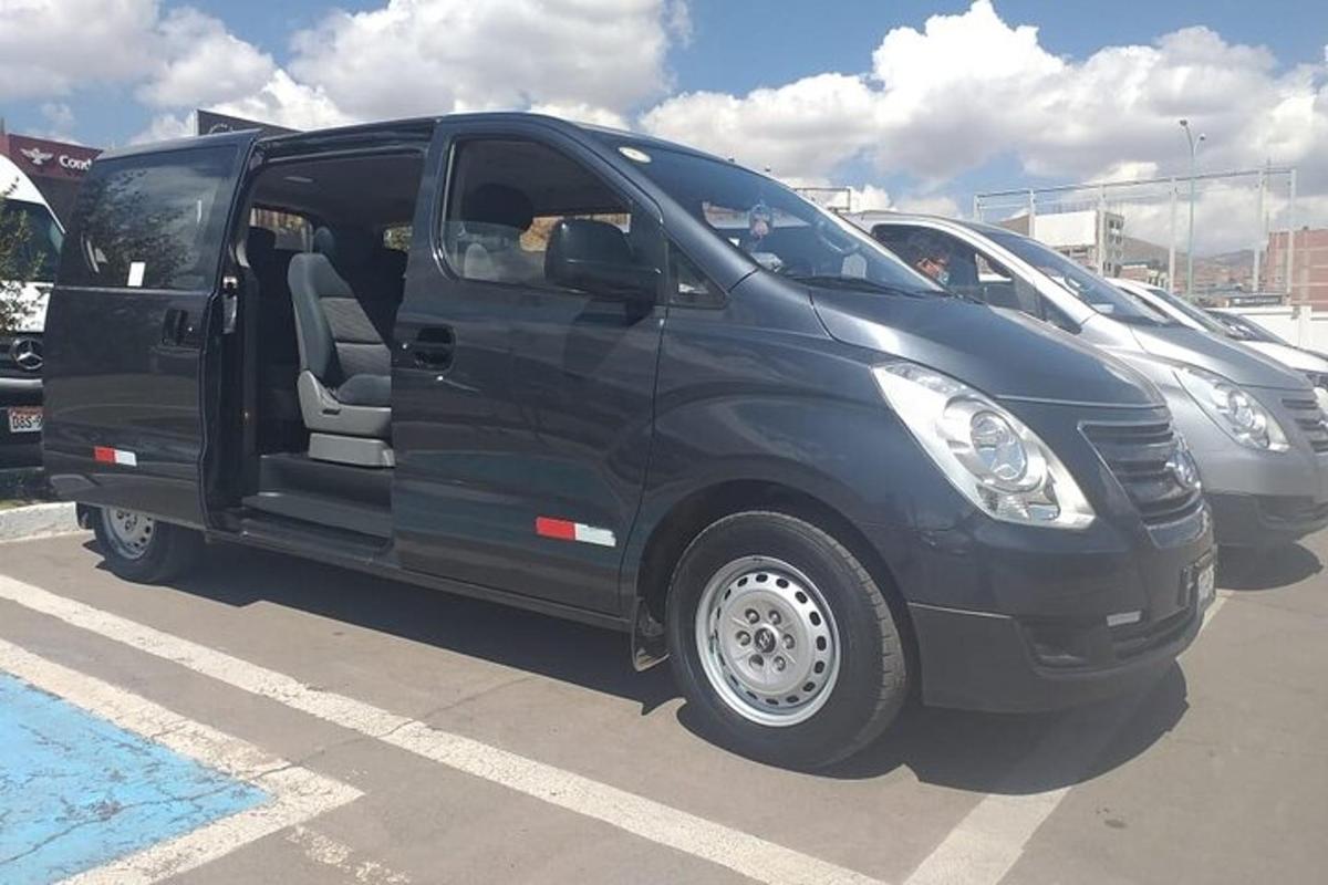 sebuah van hitam diletakkan di tempat letak kereta