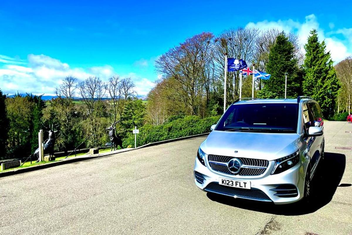 một chiếc xe suv màu trắng đỗ trong bãi đậu xe