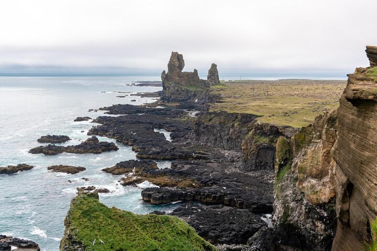 una vista de l'oceà des d'un penya-segat