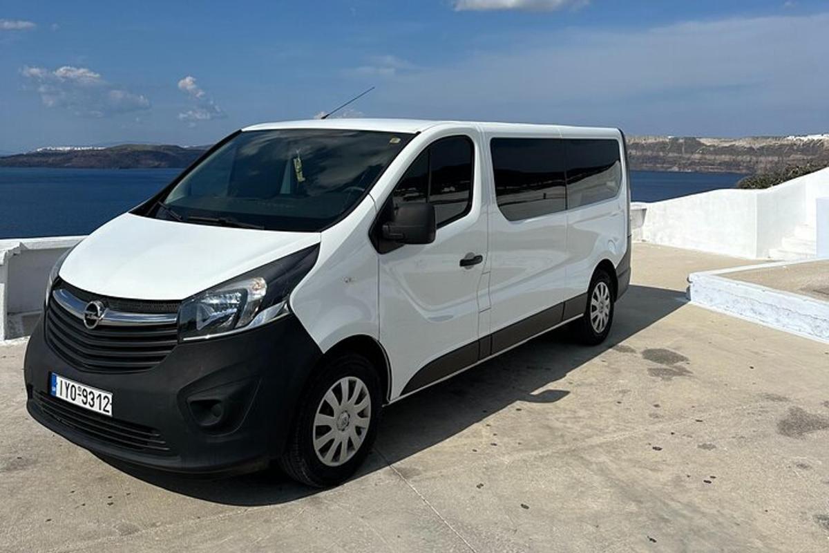 uma van branca estacionada na lateral de um prédio