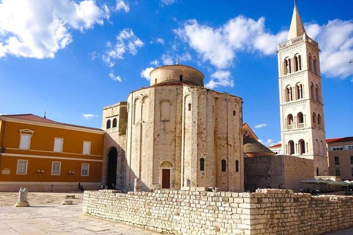 um edifício antigo com duas torres e uma parede de tijolos