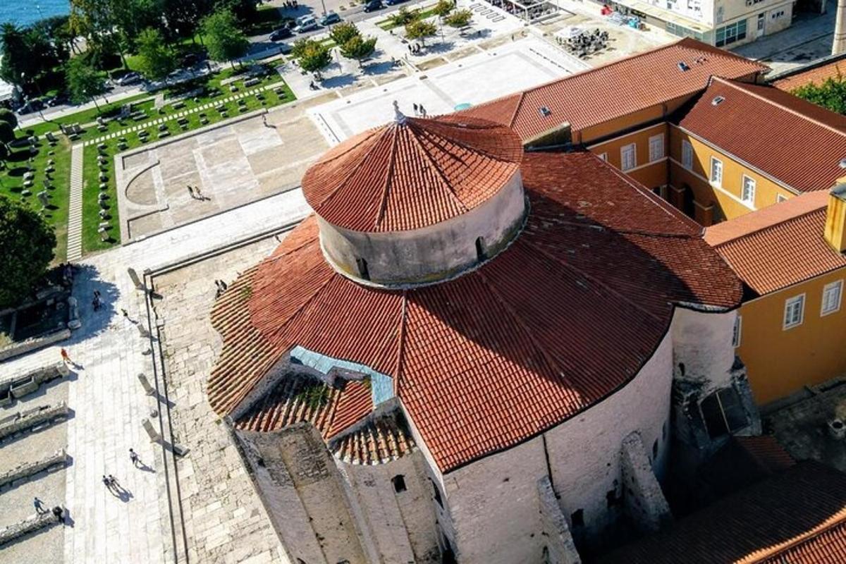 uma vista aérea de um edifício com telhado vermelho