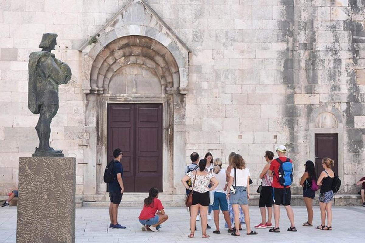 um grupo de pessoas em pé em frente a um prédio