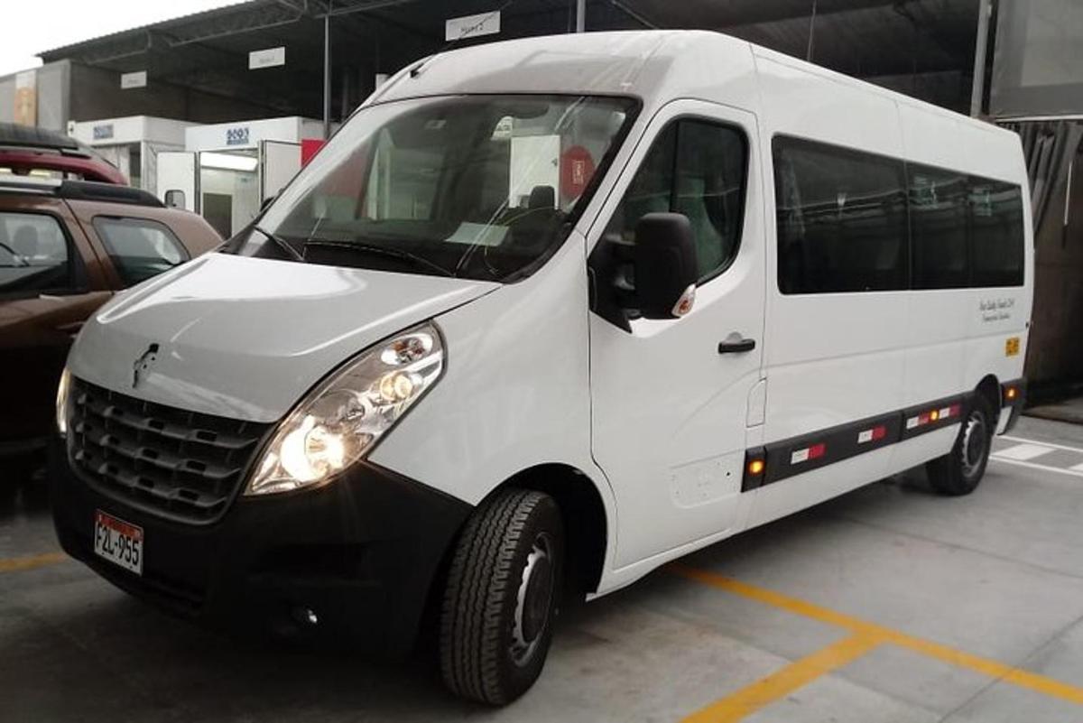 bel kombi parkiran na parkirišču