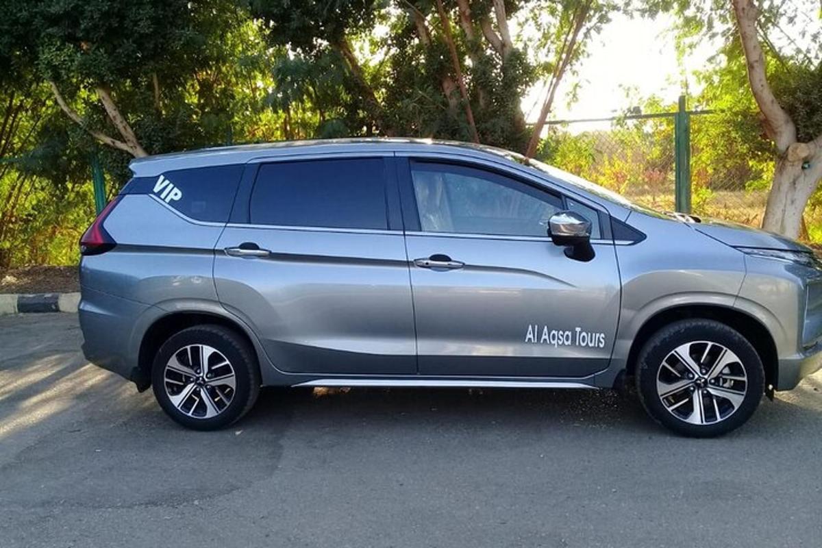 un SUV argintiu parcat într-o parcare