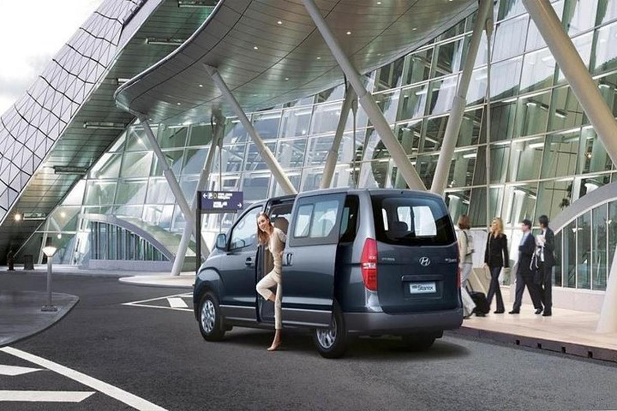 một người phụ nữ đang đứng ở phía sau xe tải
