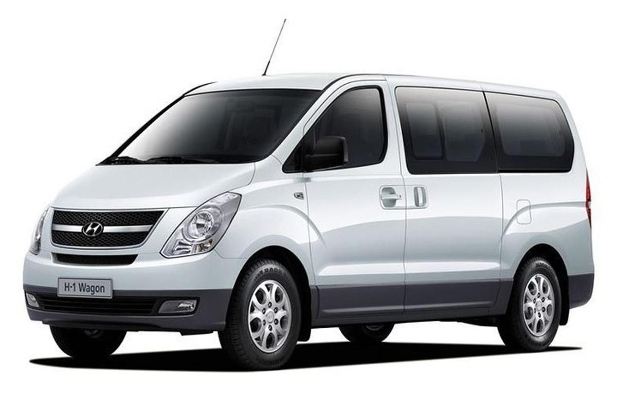 một chiếc xe tải màu trắng đang đỗ trên nền trắng