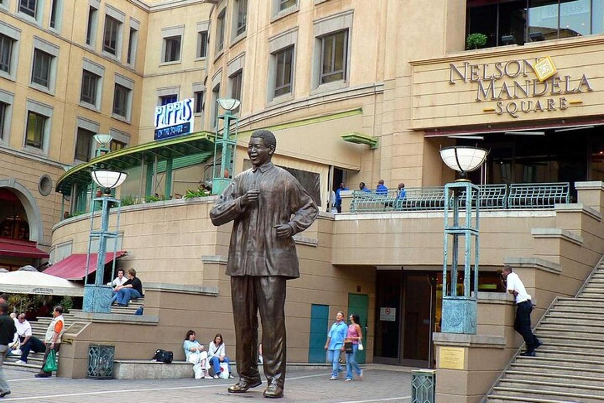 una estàtua d'un home davant d'un edifici