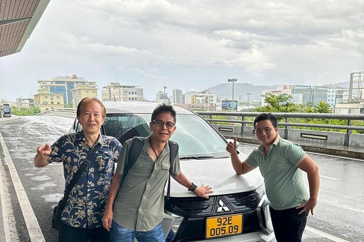 um grupo de três homens parados ao lado de um carro