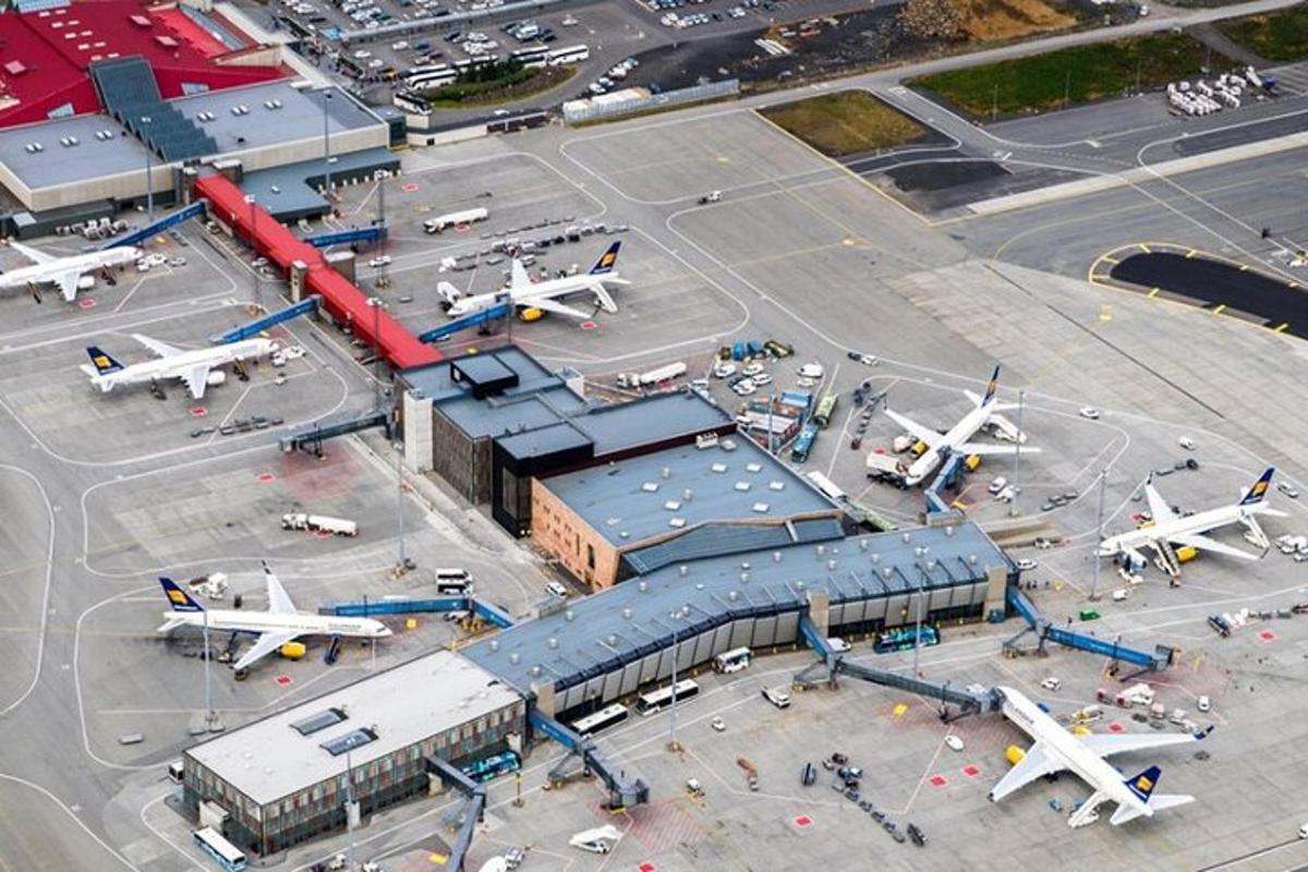 uma vista aérea de um aeroporto com aviões estacionados