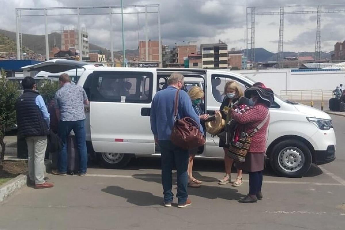 un grup de oameni care stăteau în fața unei dube albe