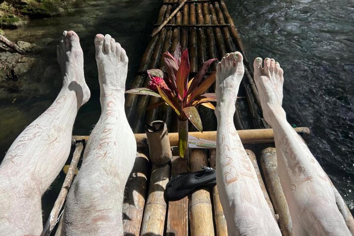 un gruppo di persone con i piedi su una zattera con un fiore