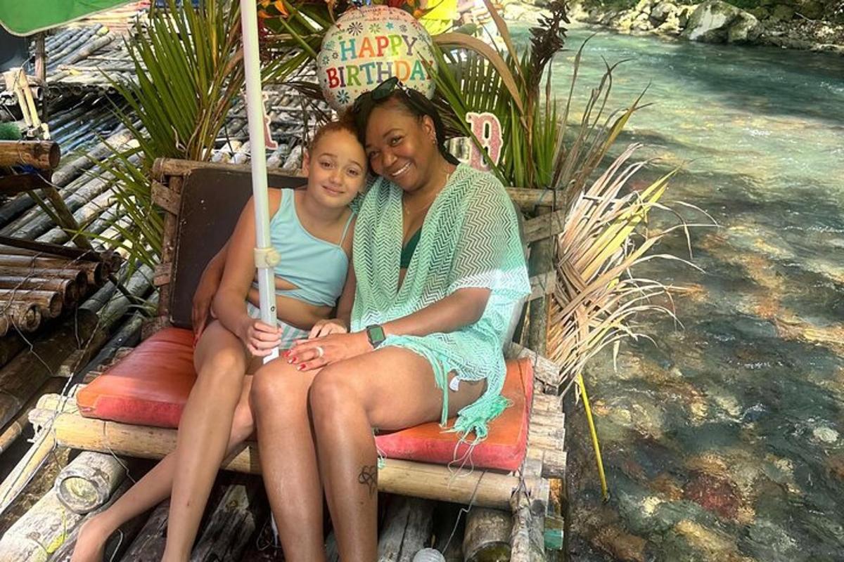 una donna e un bambino seduti su una sedia vicino all'acqua