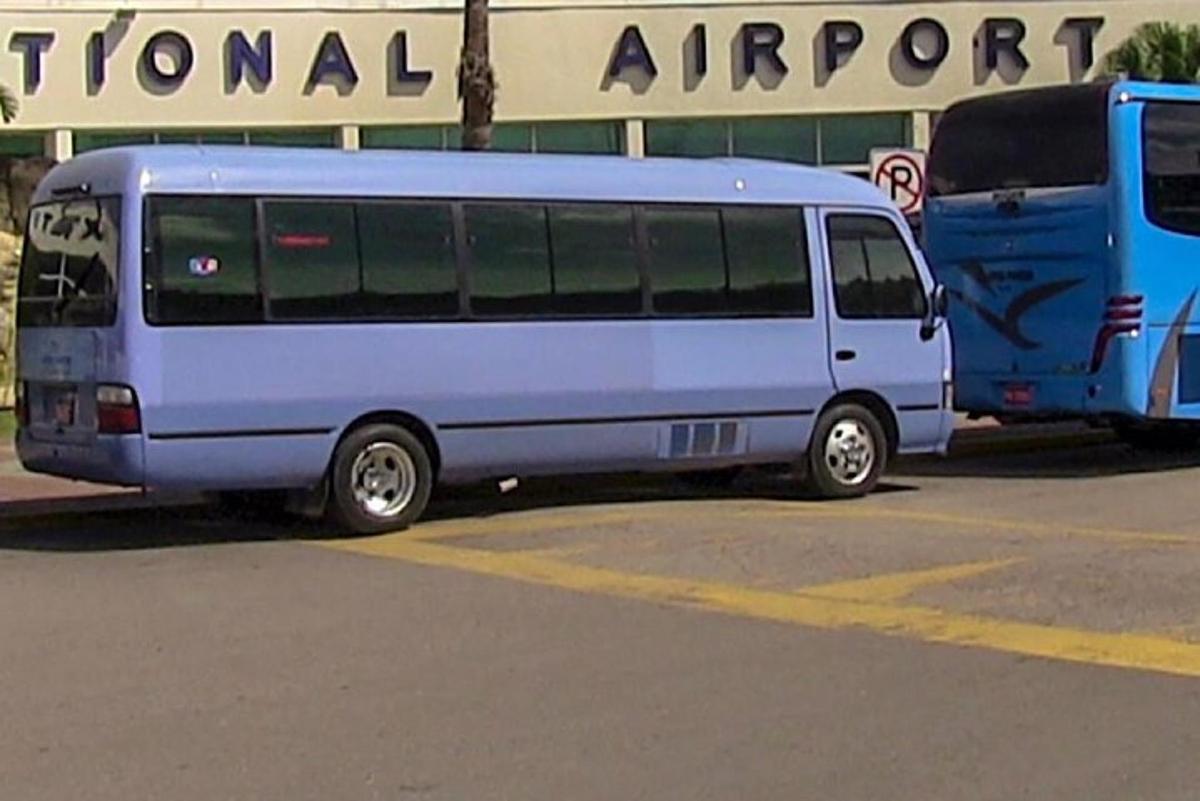 Modrá dodávka parkuje na parkovišti