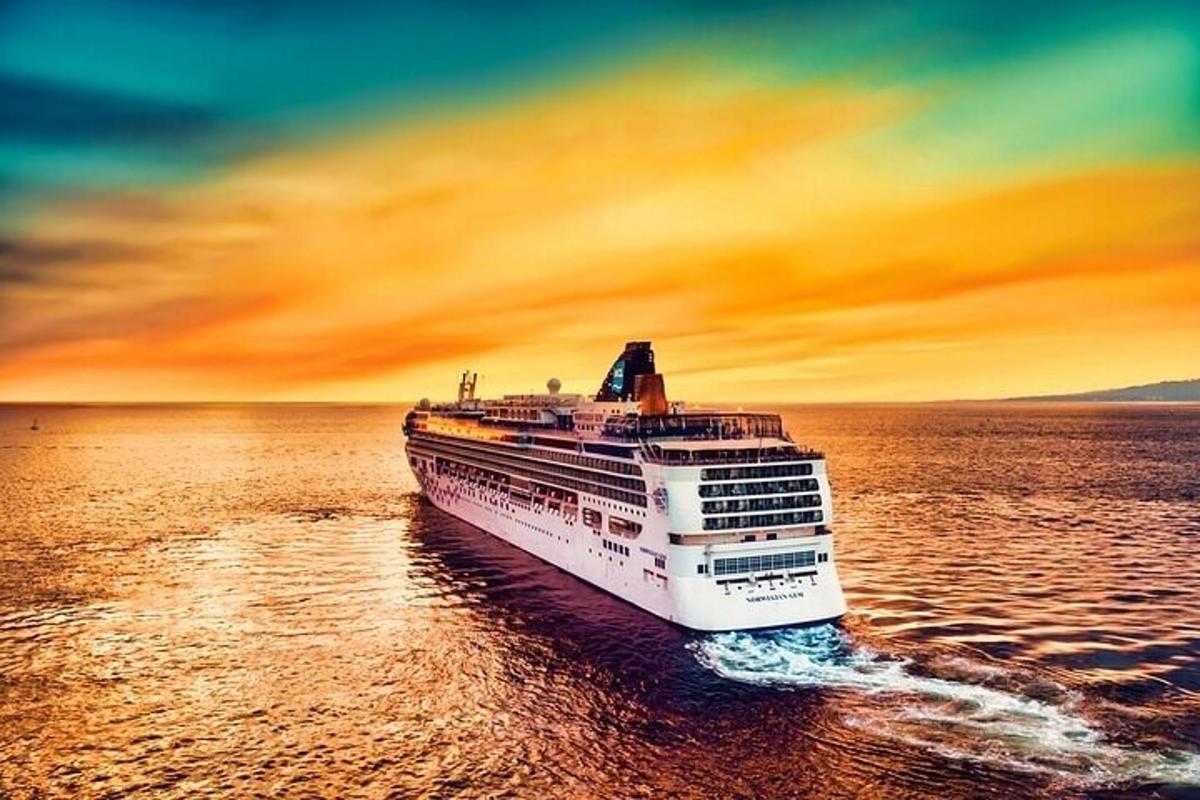 una nave da crociera nell'oceano al tramonto