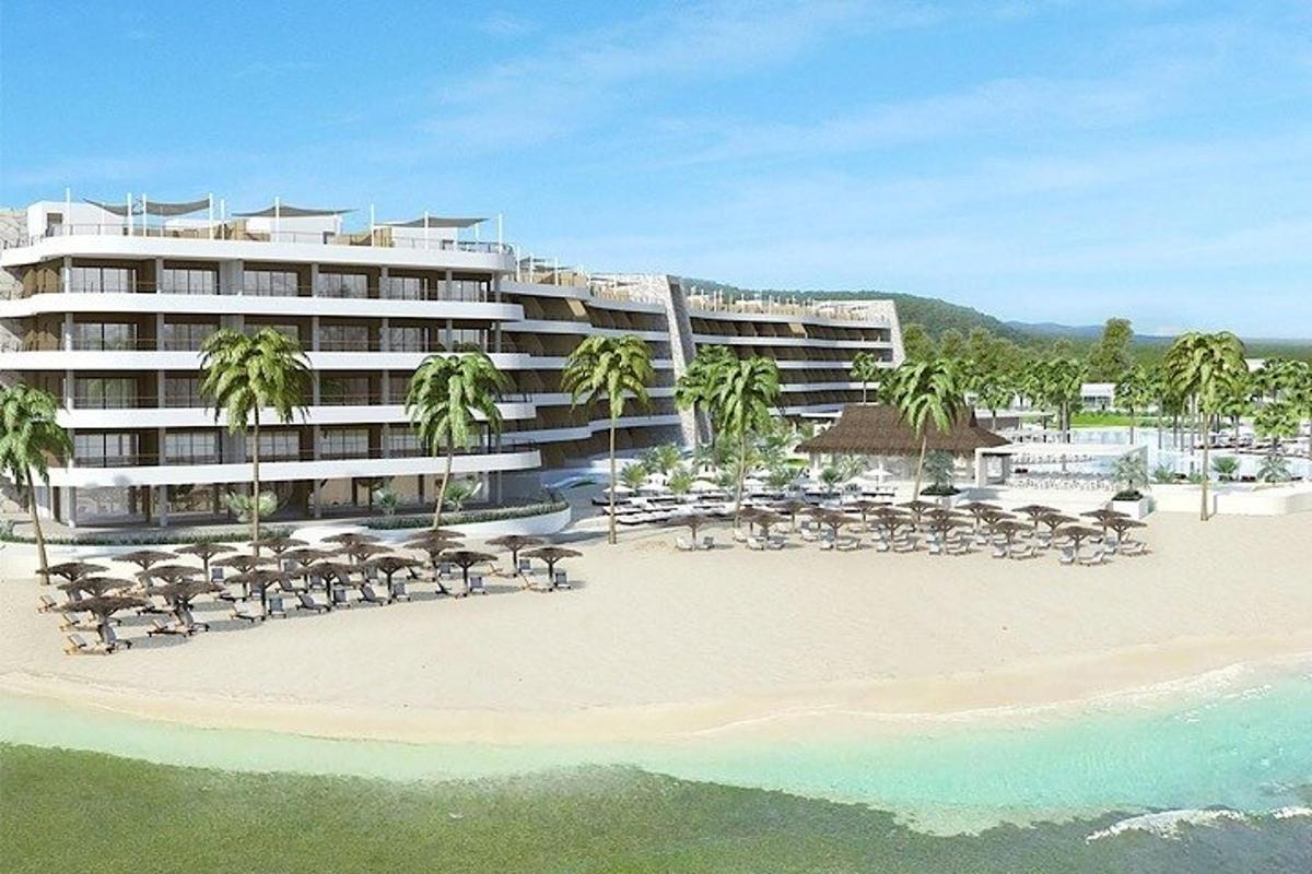 hotel na pláži s lehátky a palmami