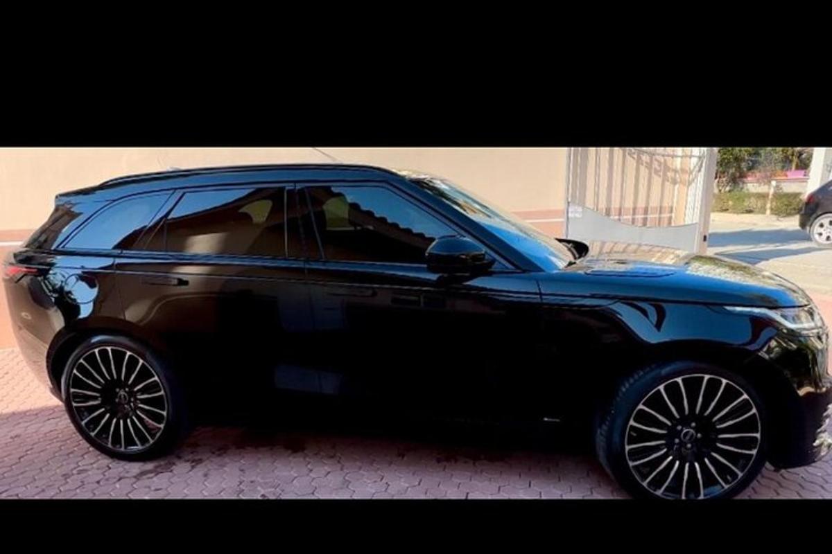 un'auto nera è parcheggiata su una strada