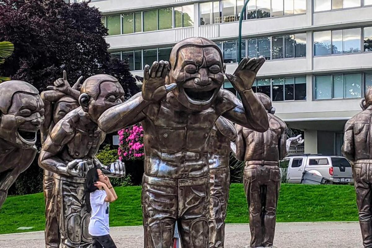 egy fémszobor három férfit ábrázol háttal