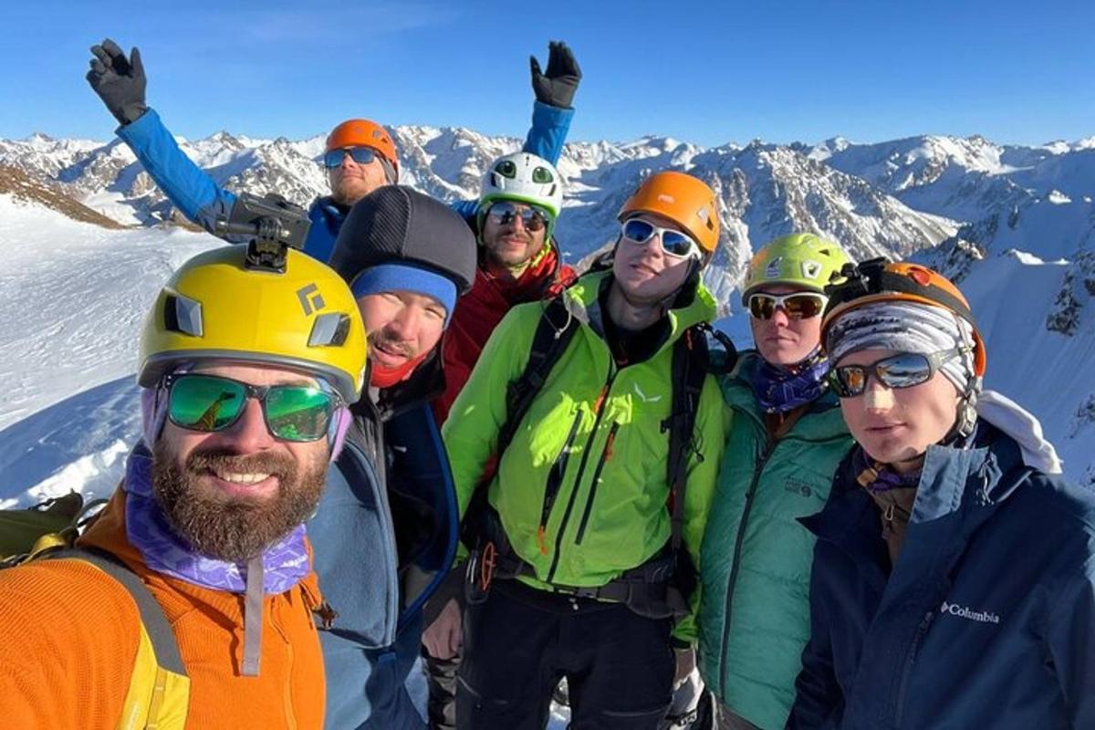 un grupo de personas de pie en la cima de una montaña