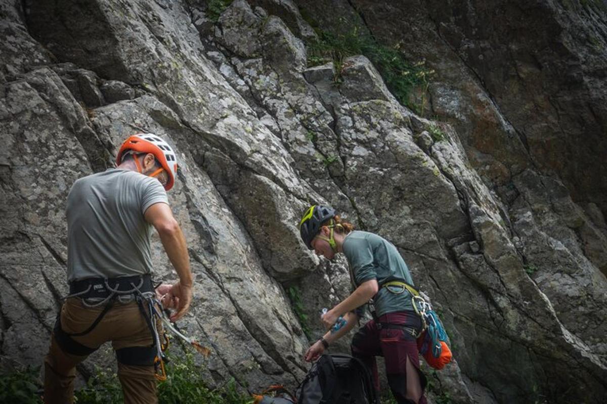 Dos personas están escalando una pared de roca.