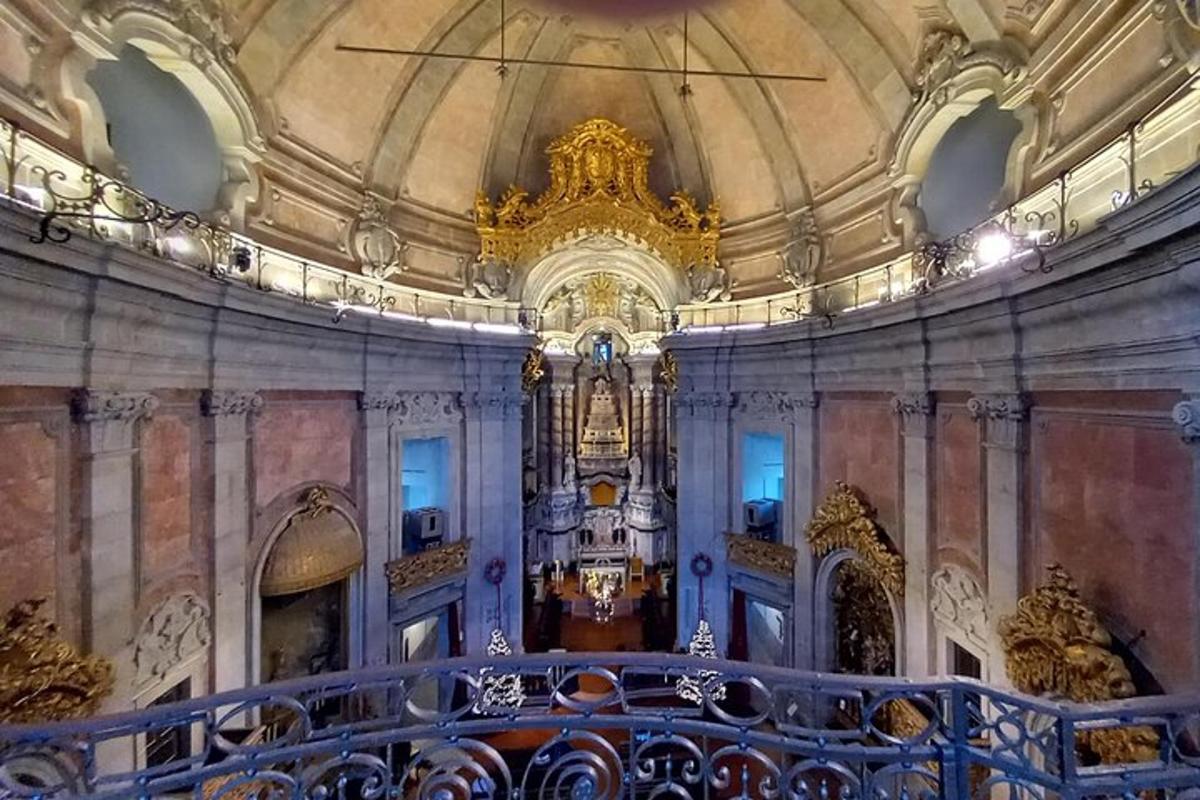utsikt over en stor bygning med en kirke