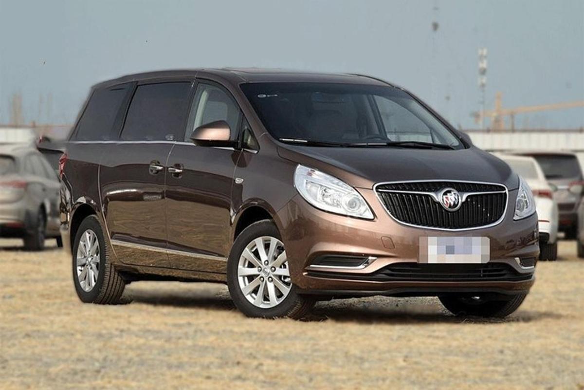 một chiếc xe suv màu nâu đỗ trên một cánh đồng