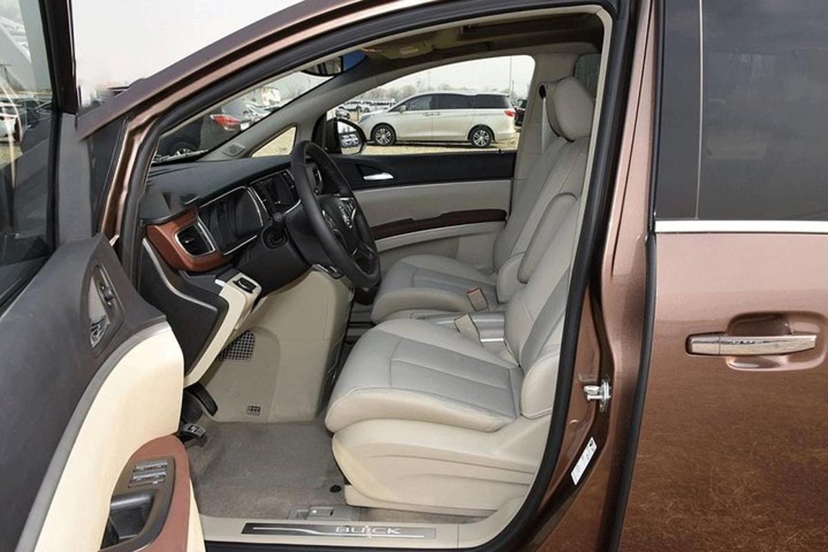 auto s otevřenými dveřmi a sedadlem na zadních sedadlech