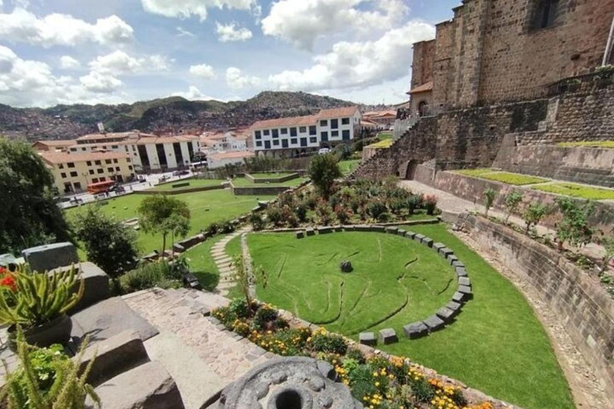 o vedere a unui parc din fața unui castel