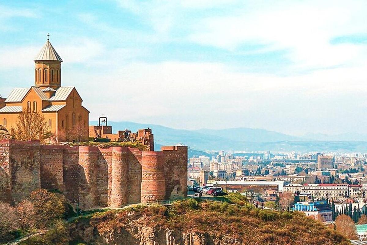 un castell dalt d'un turó amb una ciutat al fons
