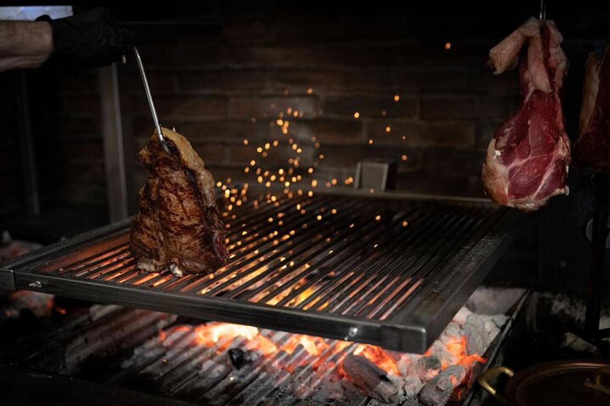 Se está asando un trozo de carne en una parrilla