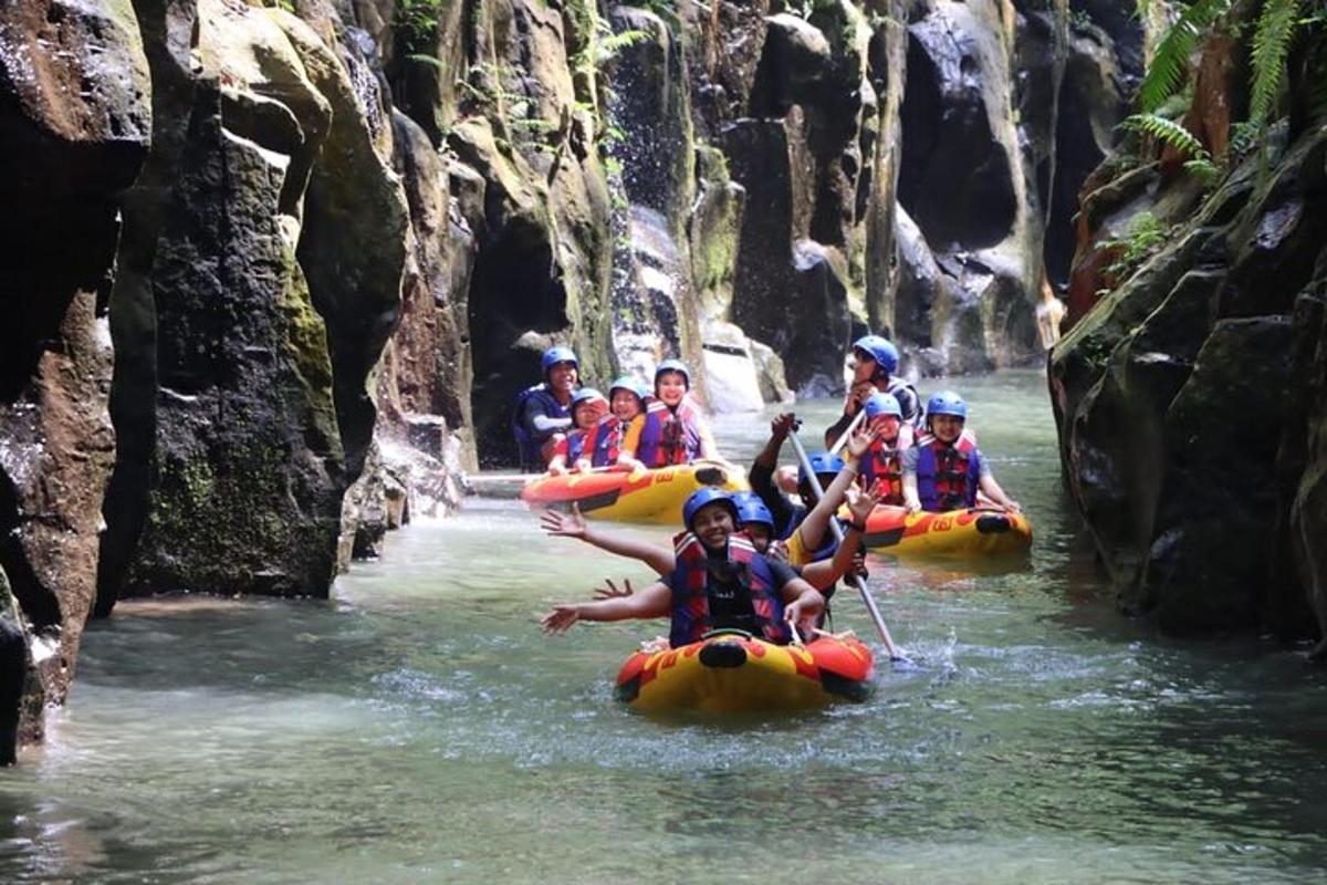 um grupo de pessoas está descendo um rio de rafting