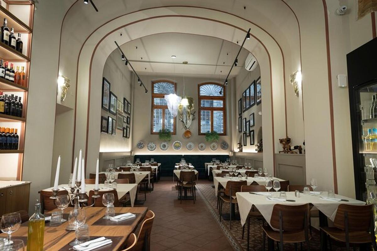 Un restaurante con mesas y sillas en una habitación.