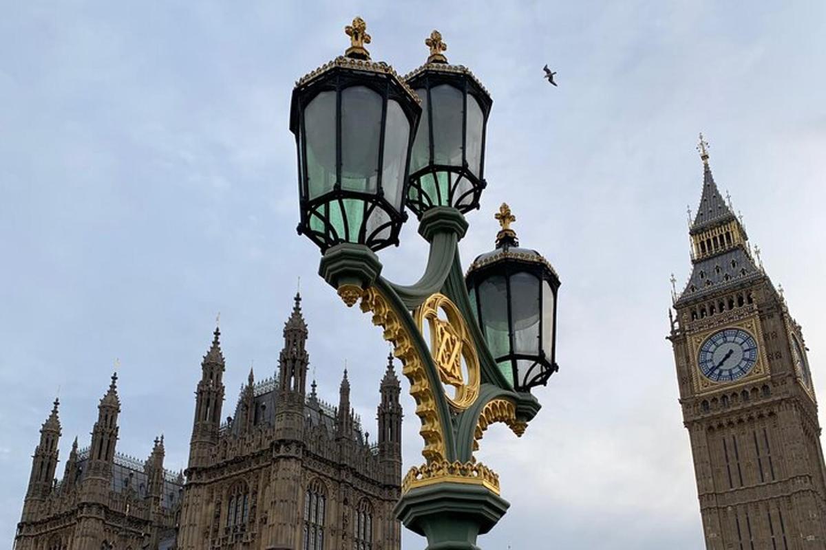 pouliční lampa před Big Benem a hodinovou věží