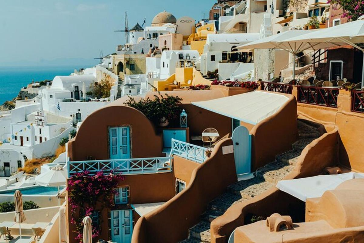 una vista d'un poble amb edificis blancs i l'oceà