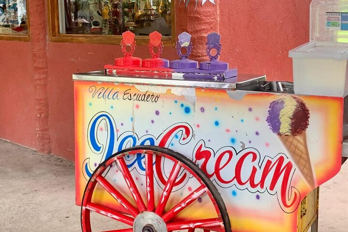 kereta ais krim dengan kon ais krim di atasnya