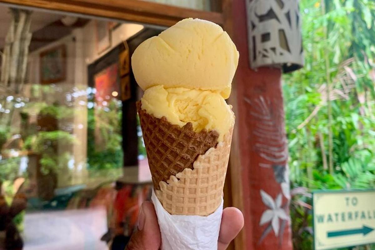 seseorang memegang kon ais krim